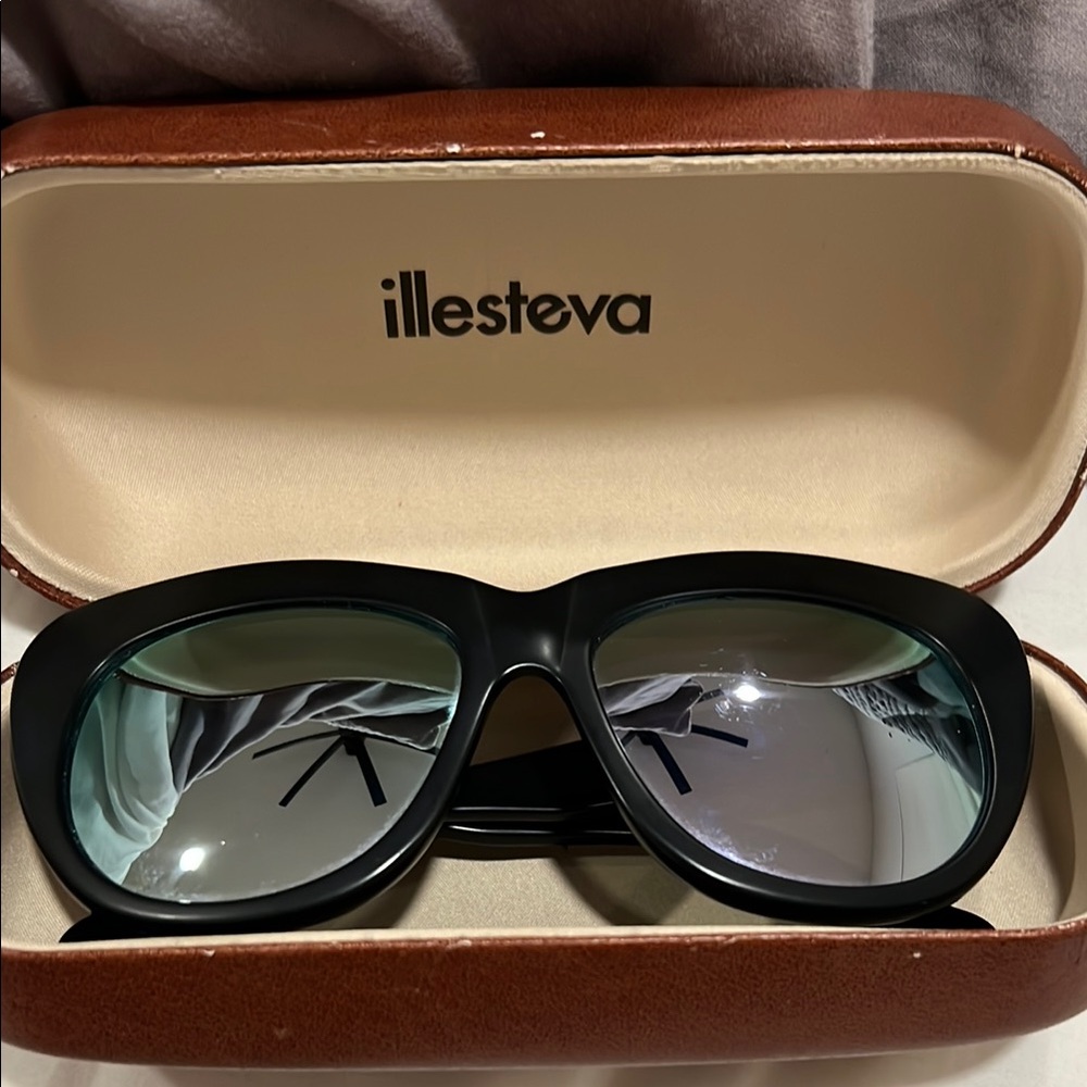 Illesteva Black Oversized Sunglasses Bold Design